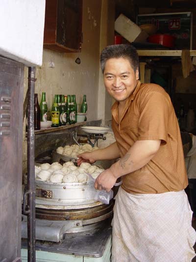 빵집 주인 아저씨의 귀여운 포즈 